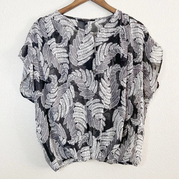 Sheer Blouse Relaxed Short Sleeve Fern Pattern Button Size Medium TS7880-01-01 - Picture 1 of 12